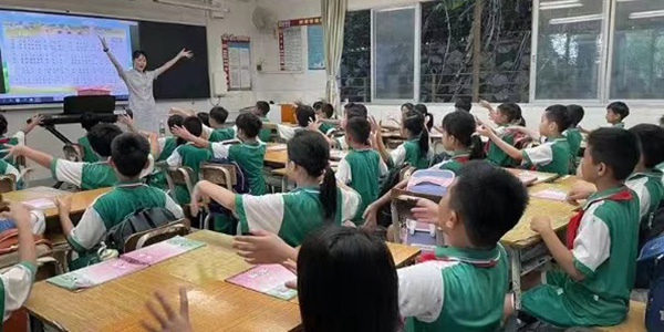 花都“走教”老師   點亮孩子的星空