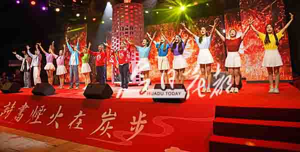 “塱”月當空燈如晝村晚歡騰春意濃