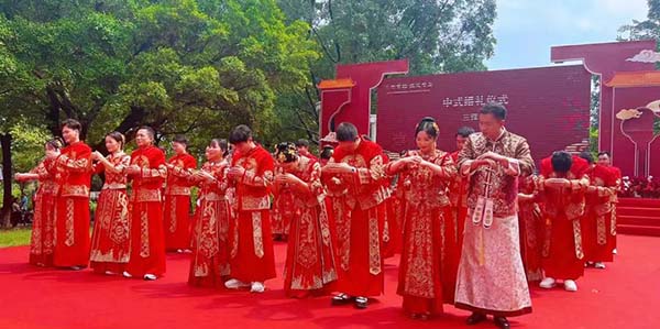 花都舉辦“花都有囍?緣定嶺南”集體婚禮暨花都區婚慶協會授牌儀式  20對新人共結良緣