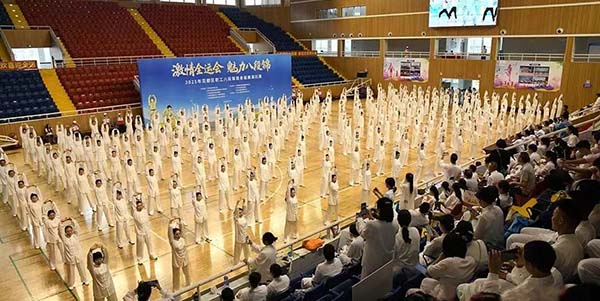 花都區舉辦八段錦健身操展演比賽   900人同臺  氣場全開