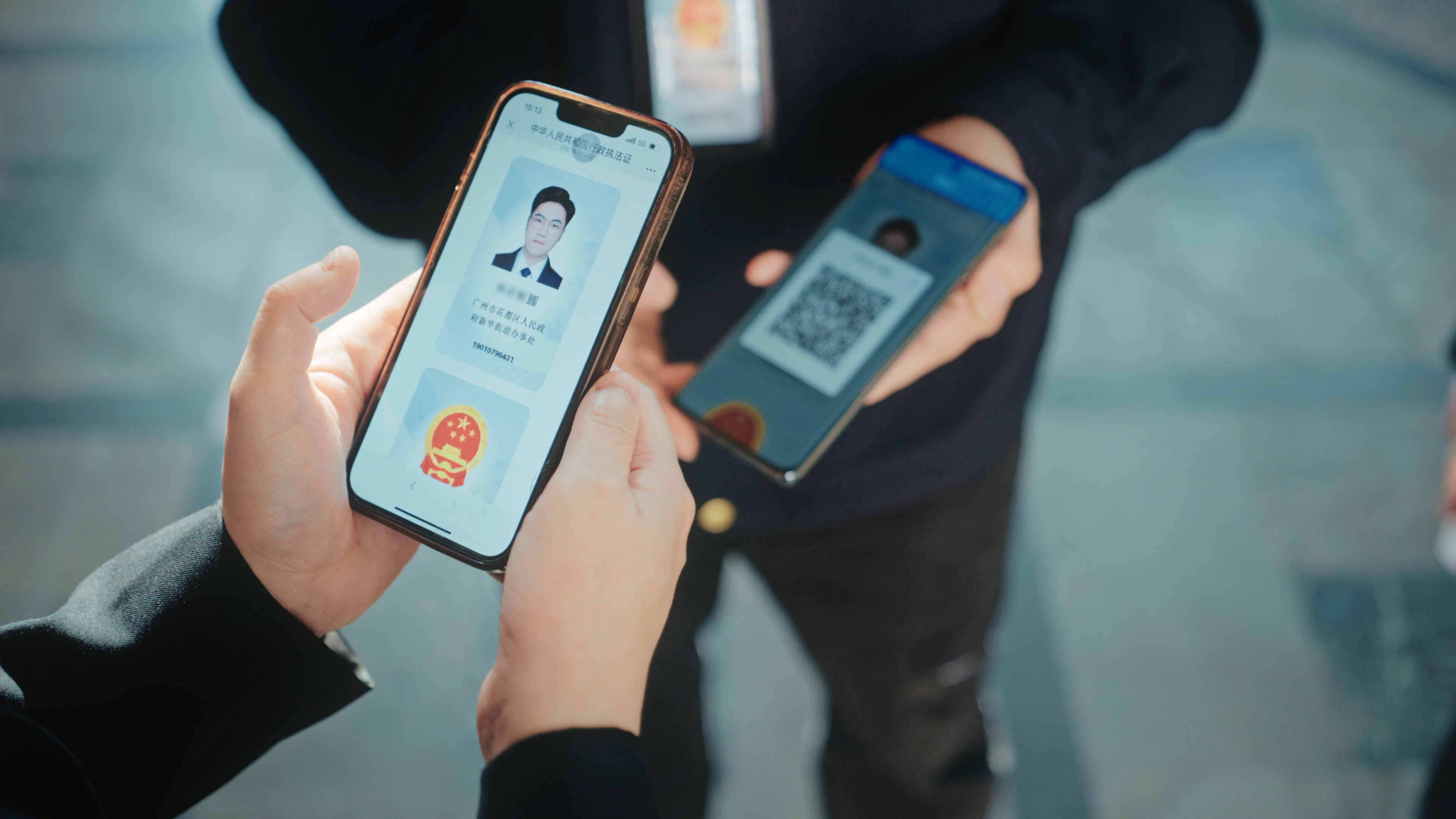 花都區新華街綜合執法辦到轄區企業開展執法檢查出示“電子執法照碼”1 (1).jpg